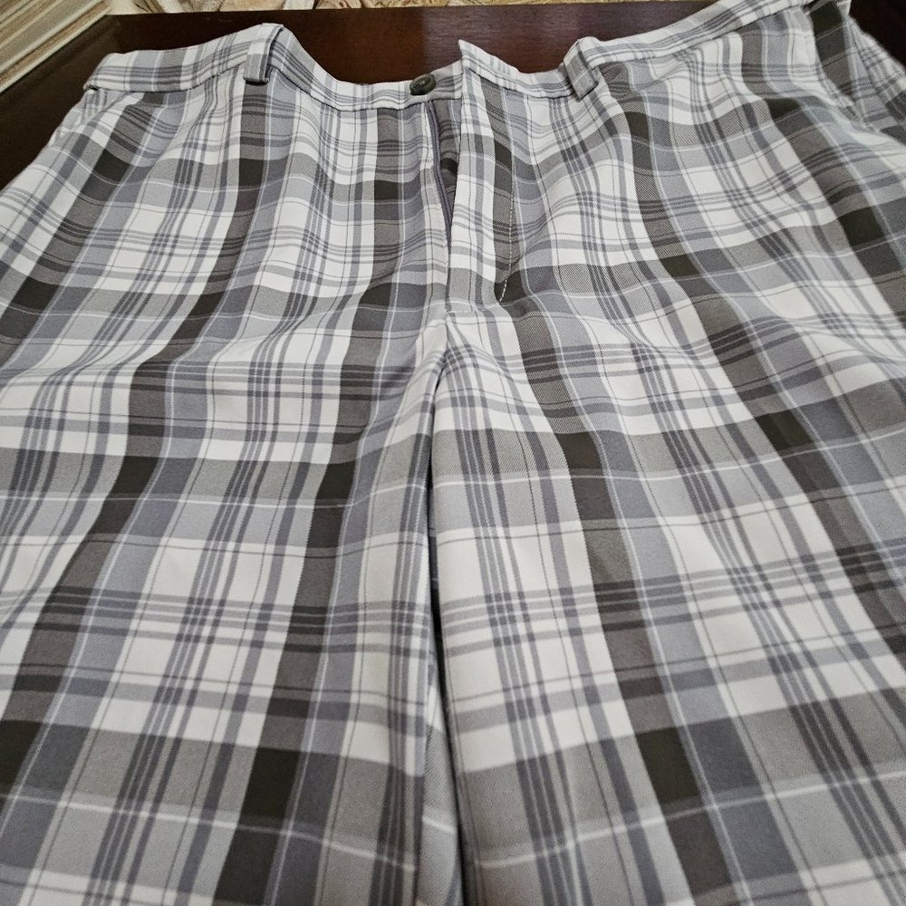 very nice men's haggers short soft and wrinkle free good quality size 38